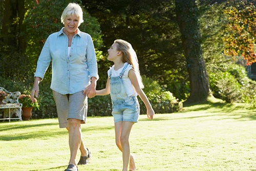 Patiente souffrant d'ostéoporose - Audrey avec sa petite-fille dans un parc